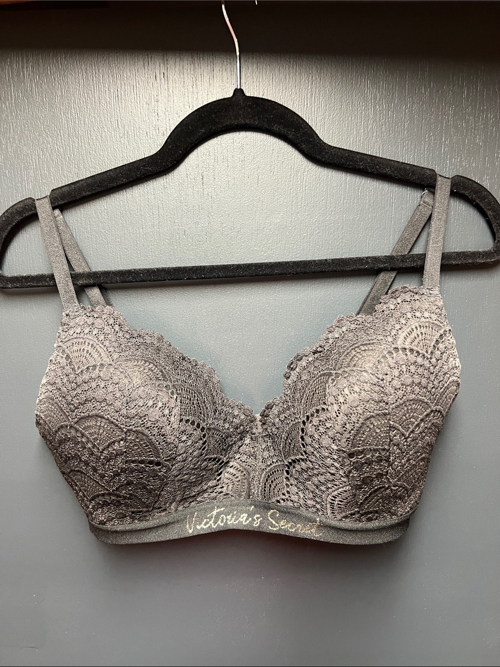 Victoria's Secret Lace Lined No-Wire Bra in Black